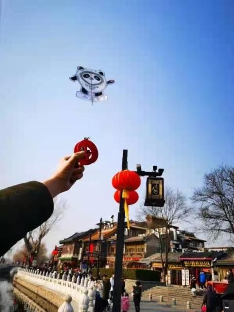 万宝配资 专做巴掌大小的微型风筝，什刹海“风筝爷爷”走红