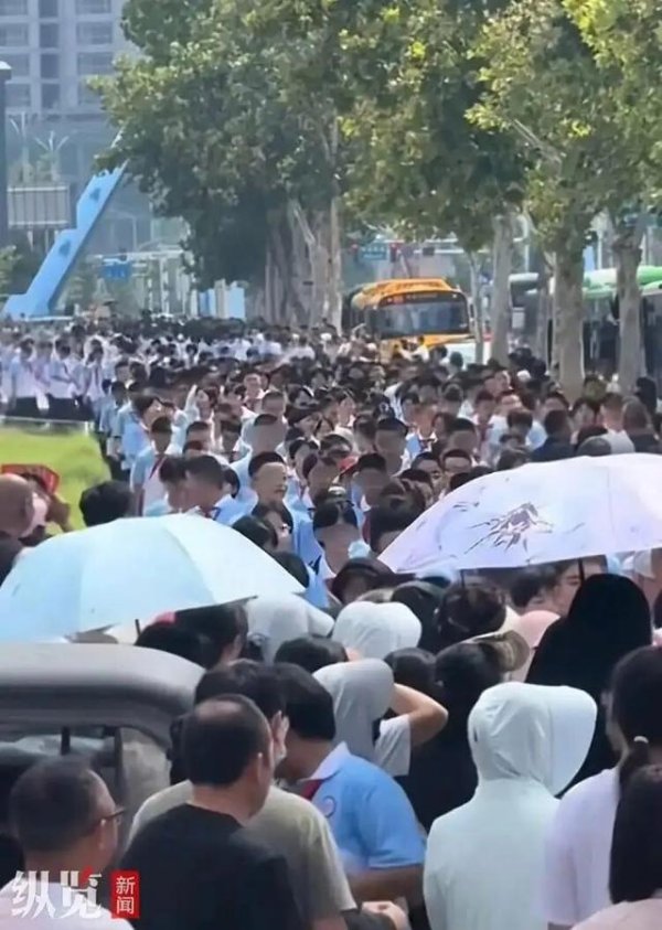 恒力配资 山东一中学初一94个班招近5000人引热议，多方回应